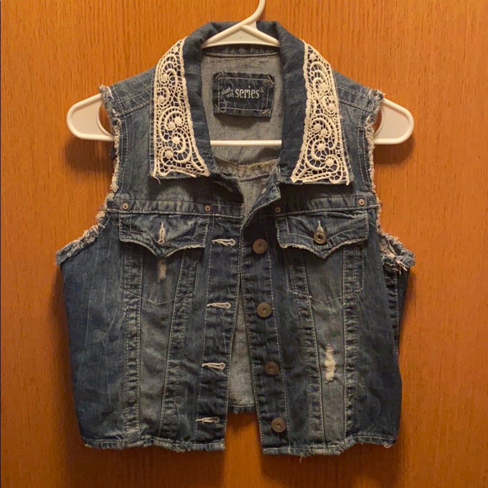 Cute jean vest ❤️ with lace details
